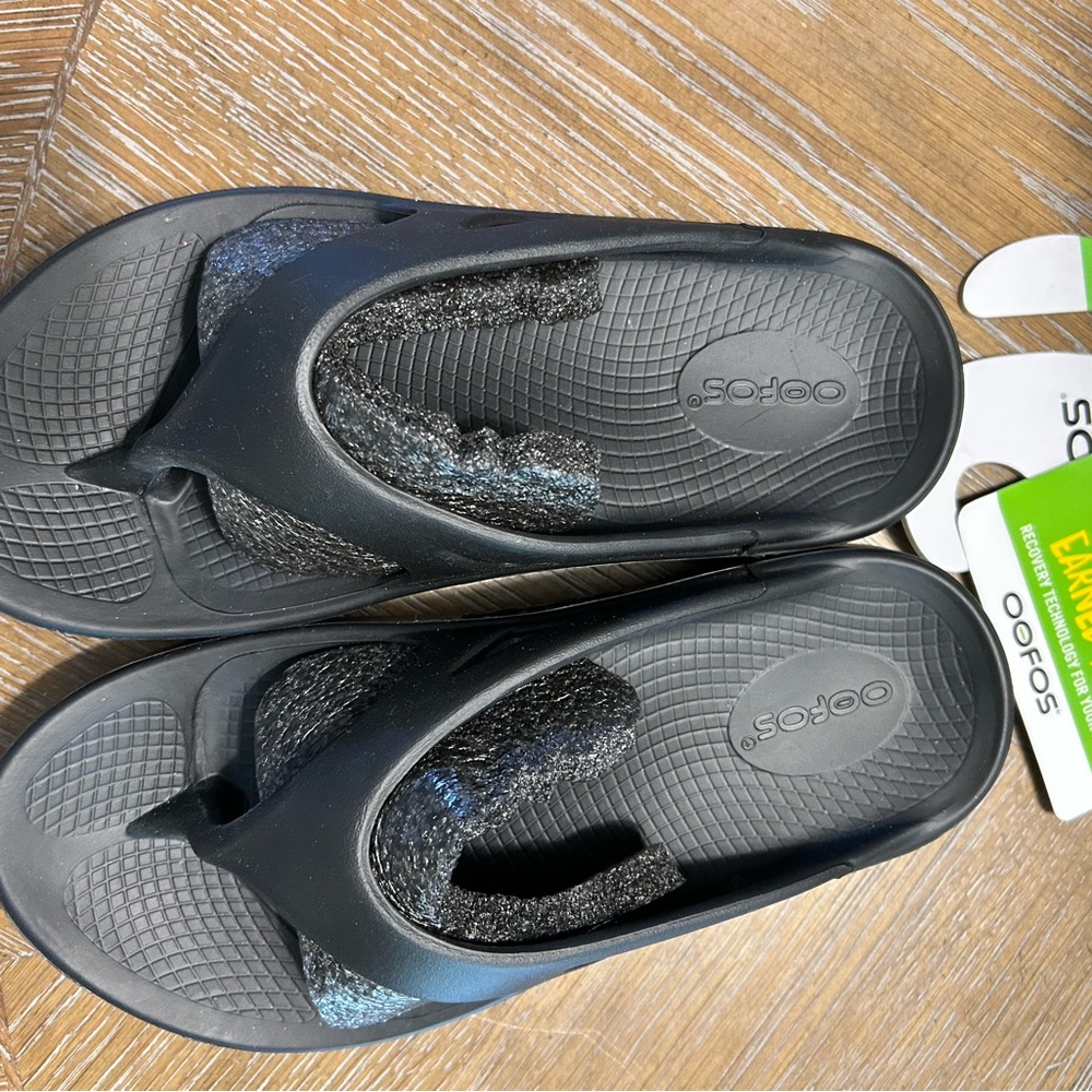 Oofos Black Flip Flops New Women’s 6 Men’s 4
